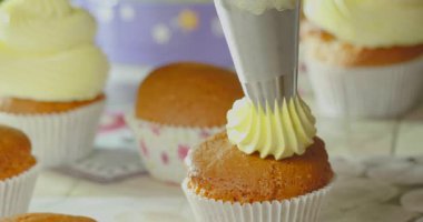 Piping Yellow Buttercream Dondurması Kapkek Kapalı Ev Fırıncı başlığı Zarif Girdap Oluşturur