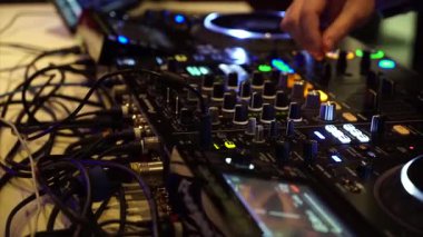 DJ Eller Karıştırma Konsolunda, Turntable 'ın Kapanışı ve Parlayan Lens ve Karışık Kablolar ile Karıştırıcı, DJ Ayarları