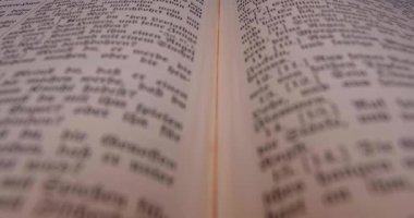 Kapalı Kitap Sayfaları Sıcak Vintage Metin, Yumuşak Kehribar Işıklandırma, Merkezi Odaklanan Sığ Alan Derinliği