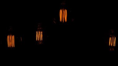 Tahta Arkaplanda Ilık Filament Ampulleri, Kehribar Parıltısı Yumuşak Gölgeler ve Yansımalar