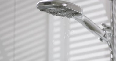 Krom duş başlığı, akan su ve yumuşak kör ışık. Modern Banyo Sabitleme Spreyi Sabit Akış