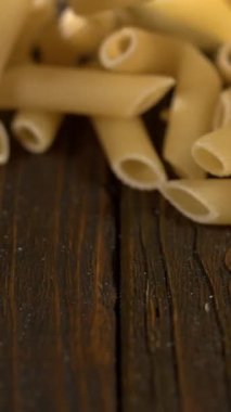 Süper Yavaş Çekim Ahşap tezgahın üzerine düşen makarna, Ev aşçısı Hareketi Pişmemiş Tüpler gönderir