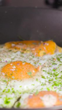 Tavada maydanozlu yumurta, ev yapımı tuzlu ve otlu yumurta, sıcak sabah ışığı, cızırtılı yağ.,