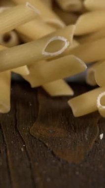 Süper Yavaş Çekim Ahşap Bençe Düşen Penne Makarnası Kalite Kontrolü sırasında Hat Müfettişleri Düşüyor,