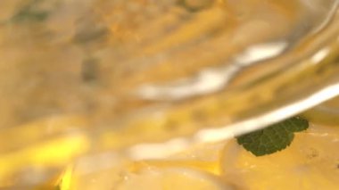 Süper Yavaş Çekim Altın Limon Dilimleri Nane Şekeriyle Yakın Çekimde Su Citrus 'a Düşüyor