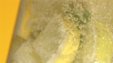 Süper Yavaş Hareketli Buzlu Limon Dilimleri, Karıştırıcı Buzun Üzerine Köpüklü Su ve Citrus Düğünleri,