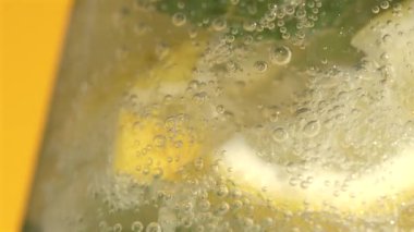 Süper Yavaş Hareket Limon diliminin üstüne köpüklü Pırıl pırıl, Karışık Su Şelalesi Eylemi