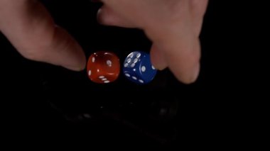 Süper Yavaş Hareket, Aşırı Yakın Çekim Parmak uçları Yansıtıcı Siyah Yüzeyde Kırmızı ve Mavi Yayı Ayarla,