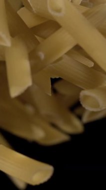 Süper Yavaş Hareket, askıya alınmış Penne Siyah Boşlukta Dönüyor, Yavaş Hareket ASMR Biçimli Doku Çalışması