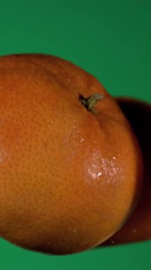 Süper Yavaş Hareket, Sıkı Yakın Çekim Mandarin Yeşil Arkaplanda Zıplayan, Yavaş Çekim Cilt Dokusunu Yakalama