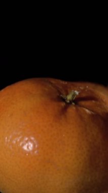 Super Slow Motion, Single Mandarin Siyah Arkaplan, Dramatik Işıklandırma, Parlak Cilt,