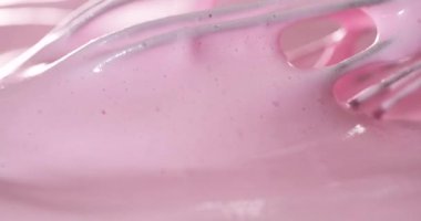 Yumuşak ışığın altında çırpılmış, benekli böğürtlen tohumları parlak vurucuyla görülebilen kadife pembemsi pembe krem.,