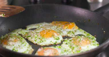 Sunny Eggs ve Chopped Maysley 'li Cızırtılı Tava, Tereyağlı ve Biberli Ev Pişirme Mevsimleri Yumurtaları, Altın