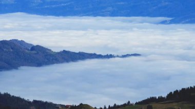 Alp Vadisi Alçak Bulutlarla kaplı Uzak Dağ Sırtı Yoğun Sis 'in Üzerinde Mavi Gök Çizgileri,