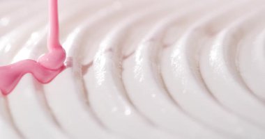 Beyaz Tereyağı Kreması 'na dökülen Pembe Cam Sıralanmış Sarmal Kekin Kapanışı, Yavaş Dökülen Damlalar,