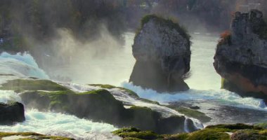 Çakılan Sörfün Ortasında Deniz Yığınları, Erotik Sütunların Etrafında Dalgalanan Sis, Deniz Jeologu Keşif Kayası