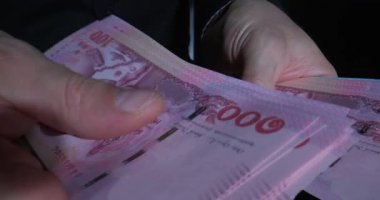 Yüksek Değerli Tayland Banknotları Karanlıkta, Alçak Anahtar Işıklandırması, Gölgeli Gömlek, Hızlı Takas, Gerginlik