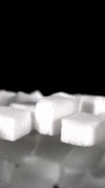 Süper Yavaş Hareket, Yüksek Kontrastlı Şeker Küpleri Kara Ayna 'ya Nazikçe Düşüyor, Hassas Toz Parçacıkları