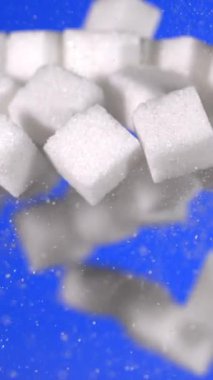 Süper Yavaş Hareket, Işıldayan Şeker Küpleri Mavi Arkaplan Karşısında, Minik Kristaller Havada Askıya Alındı,