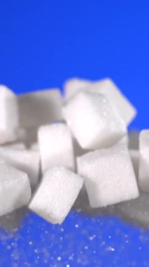 Süper Yavaş Hareket, Makro Şeker Kristal Kümesi Mavi yüzeyde Parlak Parlak Doku, İnce Doku