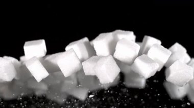 Süper Yavaş Hareket, Çöken Şeker Küpü Yığını Kara Ayna Üzerine Yuvarlanma, Yoğun Toz Bulutu