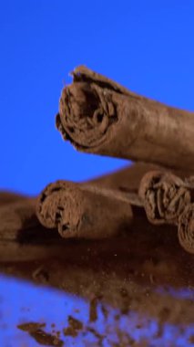 Super Slow Motion, Slow Motion Cinnamon Sticks Süzülüyor, Cocoa Dust Rising Against Vivid Blue Studio