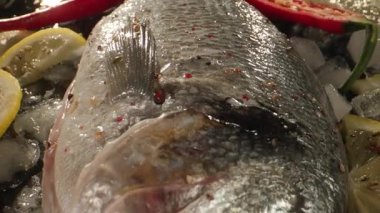 Şef Dorado 'yu buz tezgahında hazırlıyor Limon ve Chili Flakes ile çeşnili, Yavaş Sinema Kaydırıcısı Deriyi Yakalıyor