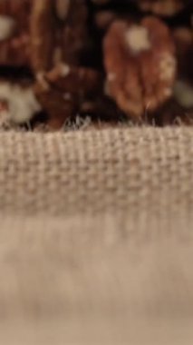 Slow Motion, Pecan Halves Çuval Şelalesinde Şelale, Extreme Makro Yavaş Hareket Zengin Kahverengi Çekirdekleri Gösteriyor