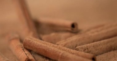 Yavaş Çekim, Yakın Çekim Yüzeyde Tarçın Yapıştırmaları Yumuşak Kafe Işığı, Dokulu Toz Yerleşimi