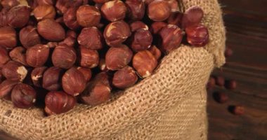 Yavaş Çekim, Üst Görünüm Fındık Taşan Çuval, Bol Çiftlik Ürünleri Ürünleri, Tahta Masa