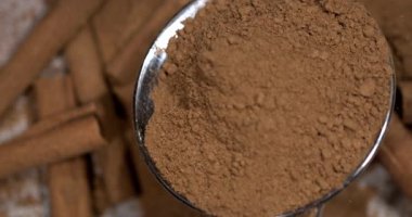 Yavaş Çekim, Yavaş Çekim Tarçın Metal Sieve 'de Sifting, Makro' da Güzel Kahverengi Toz Şelalesi