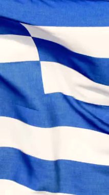 Yunanistan bayrağı güneşli bir günde rüzgarda dalgalanır. İnsanlar ulusal bir olayı kutlamak için toplanıyor. Mavi ve beyaz renkler gökyüzüne karşı berrak ve parlak.