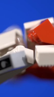 Süper yavaş çekim, Sinema Yavaş Çekim Tuğlaları Canlı Maviye Karşı Yükseliyor, Beyaz ve Kırmızı Üzerine Macro Kapanış