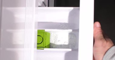 Ağır çekimde, çamaşır makinesini toz deterjanıyla kapat, el sürgüsü kompartımanını kapat, beyaz aparatı kapat.