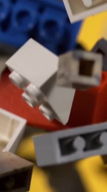 Süper yavaş çekim, Sinema Yavaş Çekim Tuğlaları Sarı Arkaplan 'a Karşı Yükseliyor, Kırmızı ve Gri' ye Yakın Çekim