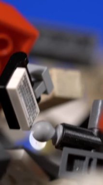 Süper yavaş çekim, Yavaş Sinema Tuğlaları Mavi Arkaplan 'a Karşı Yükseliyor, Balljoint' ın Macro Portresi