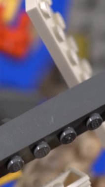 Süper yavaş çekim, Yavaşça Yukarı Doğru Siyah Işın ve Beyaz Plaka Karşısında Canlı Mavi Arkaplan, Stüdyo