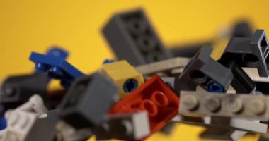 Süper yavaş çekim, Karışık Küçük Parçaların Yavaş Yukarı Kapanışı Sıcak Sarı Arkaplan, Yoğun Atölye Enerjisi