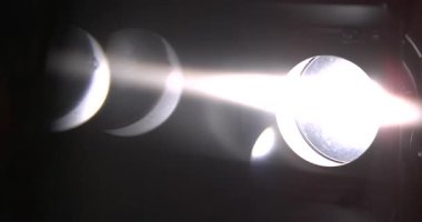 Yavaş çekim, Yansıyan Parlak Işın Yansıyan Ayna Yüzeyde Yansıyan Işık Teknisyeni Açıyı Manipüle Ediyor