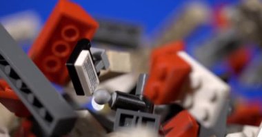 Süper yavaş çekim, Sinema Yavaş Tuğlaları Mavi Arkaplan 'a Karşı Yükseliyor, Macro Kırmızı ve Gri' ye Odaklanıyor