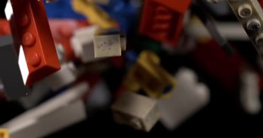 Süper yavaş çekim, Sinema Yavaş Çekim Tuğlaları Siyah Arkaplan 'a Karşı Yükseliyor, Kırmızı Beyaz' a Karamsar Kapanış