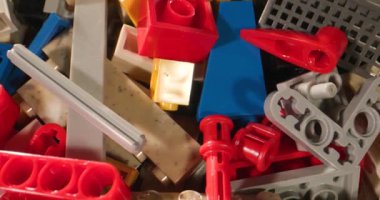 Yakından bakınca benekli tuğlalar ve çiviler, sürgülü kamera bej rengi ve aşınmış dokuları olan zeytin parçalarını gösteriyor.