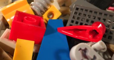 Yakından Dağılmış Bina Tuğlaları Yığını, Kaydırma Kamerası Mavi Şeffaf Parça ve Kırmızı Kirişleri Geçiyor, Siyah Kirişler