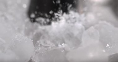 Süper yavaş çekim, Yakın çekim Tokmağın Altında Buz Parçalanması, Kristal Parçalarının Yoğun Yavaş Çekim Çekimi