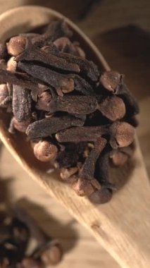 Süper yavaş çekim, Sıcak Tahta Kaşık Düşen Karanfilleri Yakalıyor, Yavaş Hareket Mevsimsel Baharat, Sıcak Kehribar