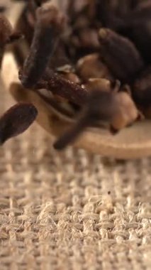 Süper yavaş çekim, Ağır çekim Kapanış Karanfilleri Düşen Kaşıklar, Tahta Kaşıktan Düşen Zengin Kahverengi Karanfil Kafalar