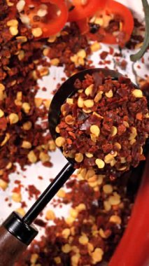 Süper yavaş çekim, Siyah Ladle Chili Flakes ve Tohumlar Beyaz Arkaplanda, Sinema