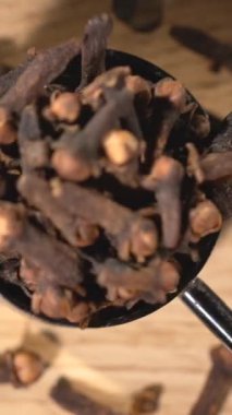 Süper yavaş çekim, Sıkı Toprak Kepçesi Tüm Karanfiller, Detaylı Yavaş Hareket, Sıcak Stüdyo Parıltısı,