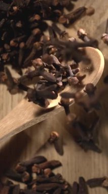 Süper yavaş çekim, Dikey Yavaş Çekim Karanfil Tahta kaşığın üzerine düşüyor, Tiyatro Işığı, Askıya Alınan Baharat