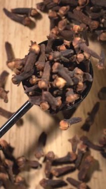 Süper yavaş çekim, Tepeden Metal kepçesi Tüm karanfilleri salma, Yavaş Hareket Dökme, Isınma Piyasası